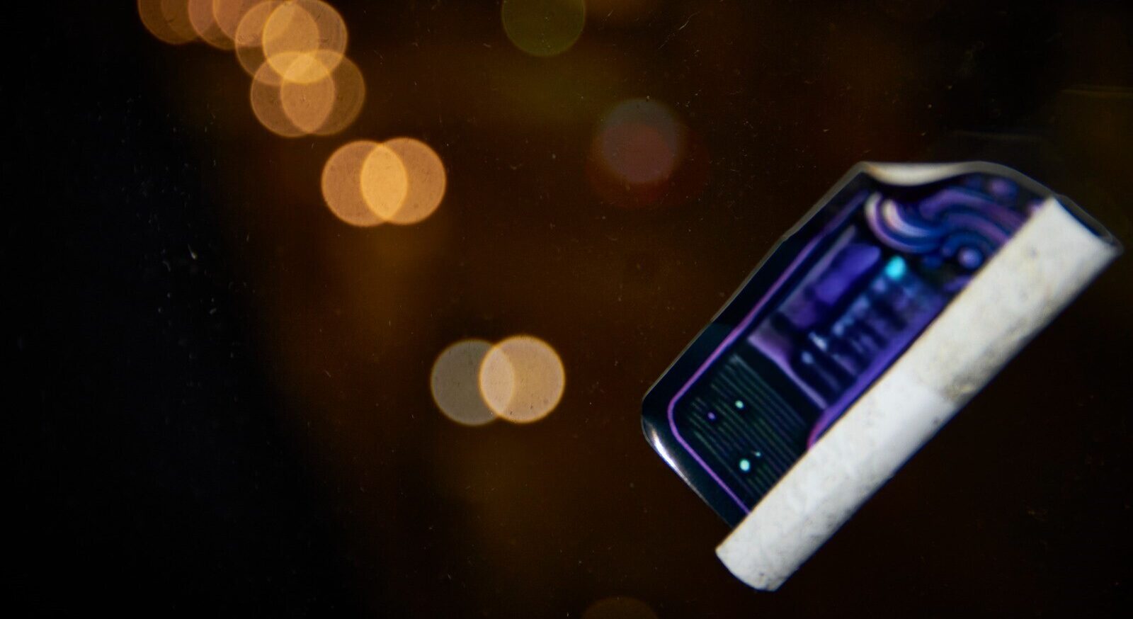 Liepājā jauna sērga – pie skolām lipina uzlīmes, kas piedāvā iegādāties elektroniskās cigaretes