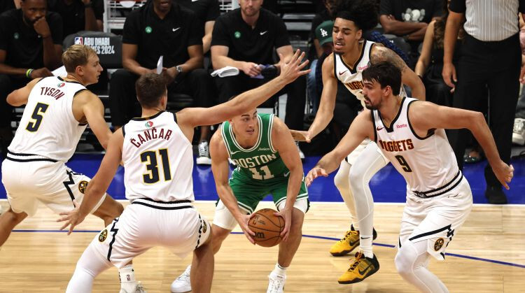 “Celtics” basketbolisti pirmssezonas pārbaudes spēlē Abū Dabī uzvar “Nuggets”