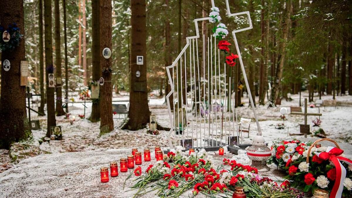 Sanktpēterburgā demontēts piemineklis represētajiem poļiem