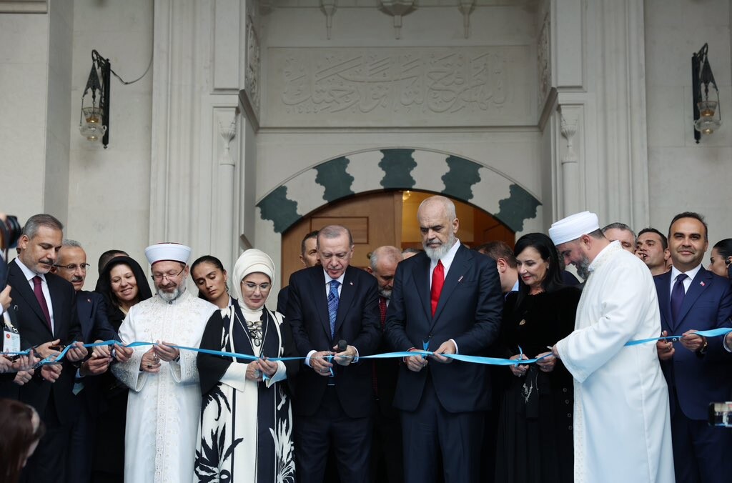 Erdogans atklāj Turcijas finansētu mošeju Tirānā