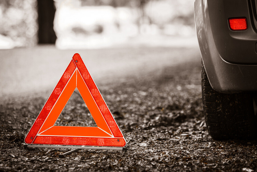 Zēns Karostā izskrien uz ielas, viņu notriec automašīna