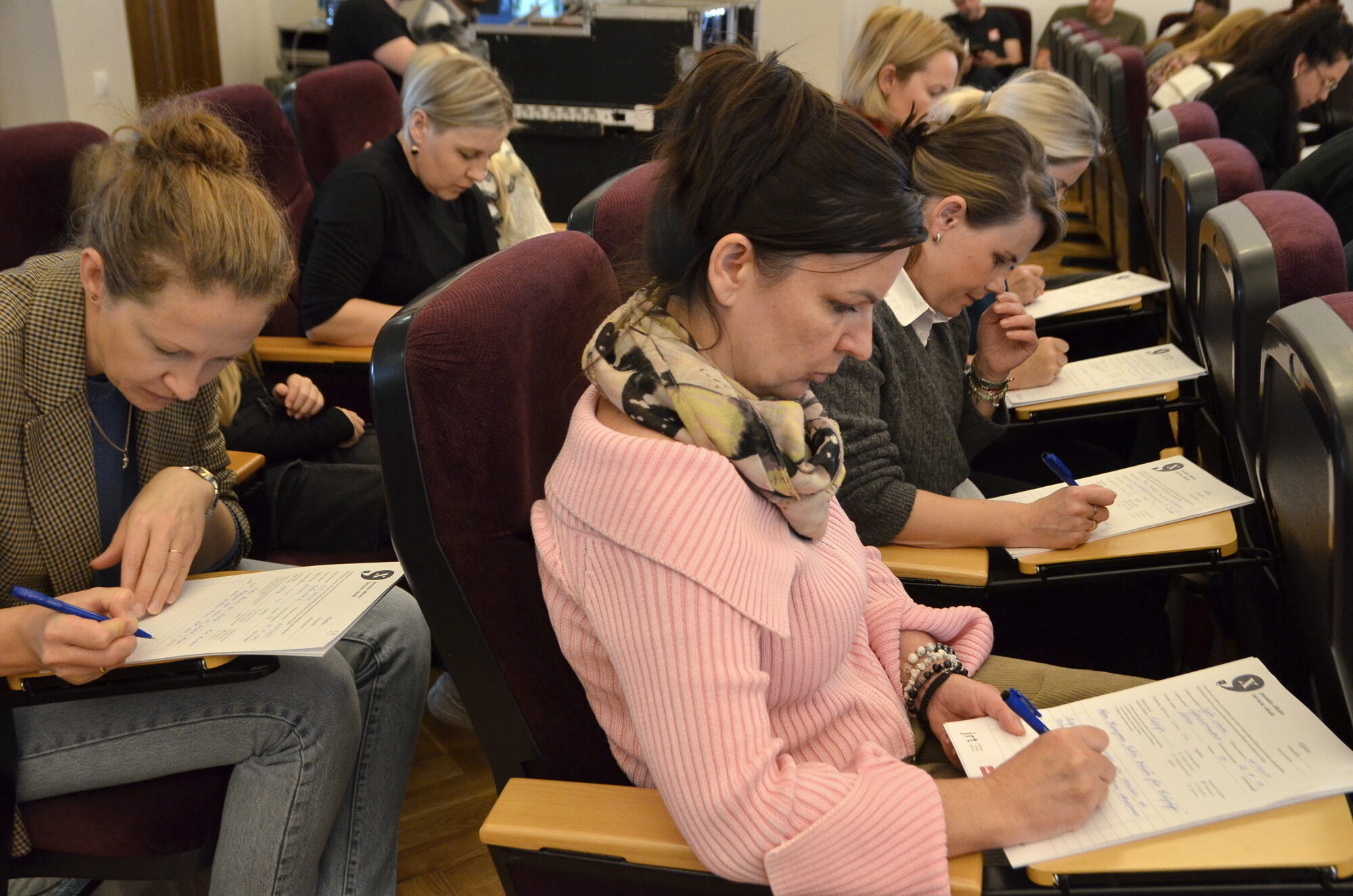 Diktāta rakstītāji iekrīt putnu un valodas lamatās
