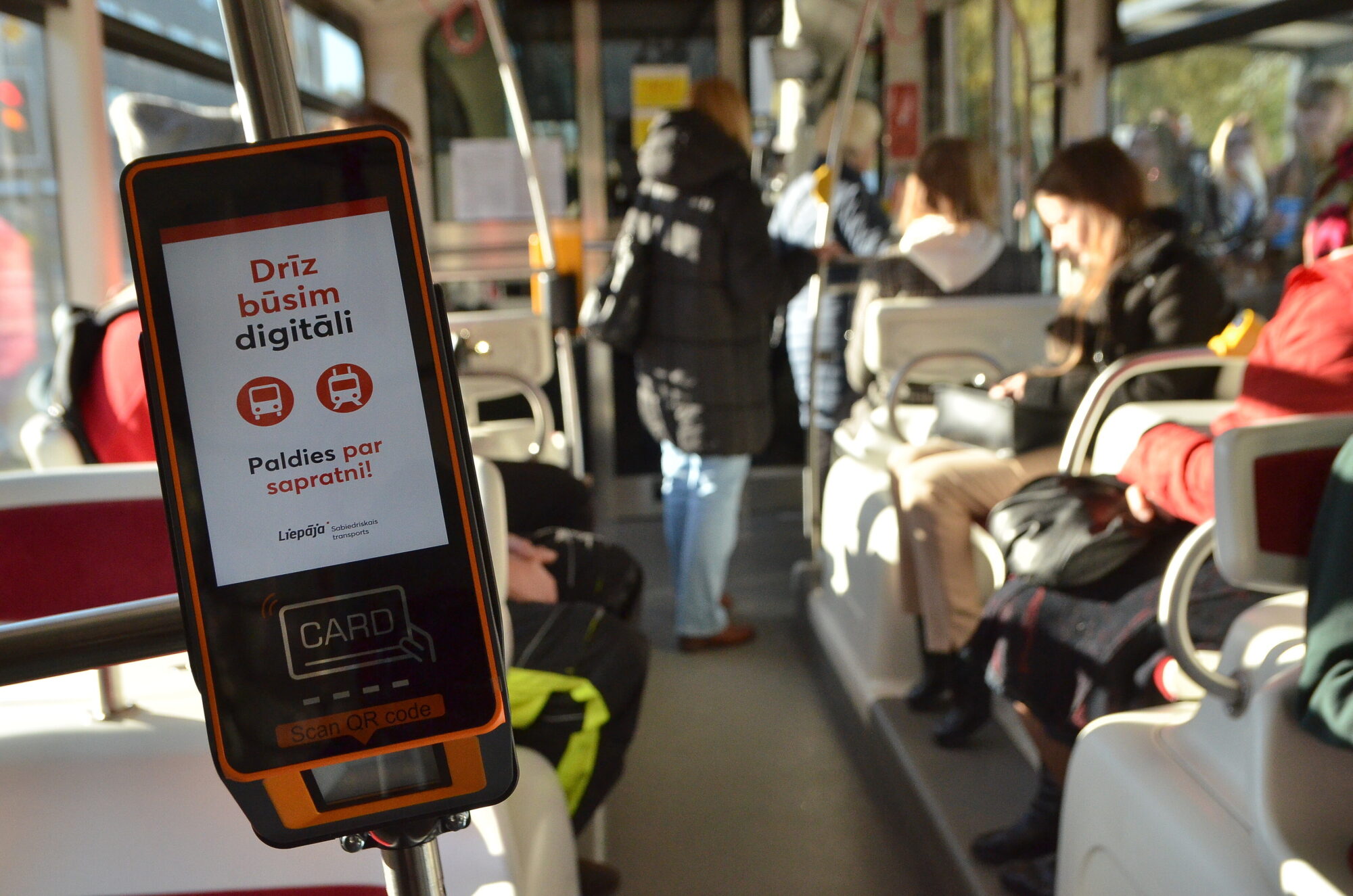 Liepājas sabiedrisko transportu sāk aprīkot ar jaunās elektroniskās norēķinu sistēmas iekārtām