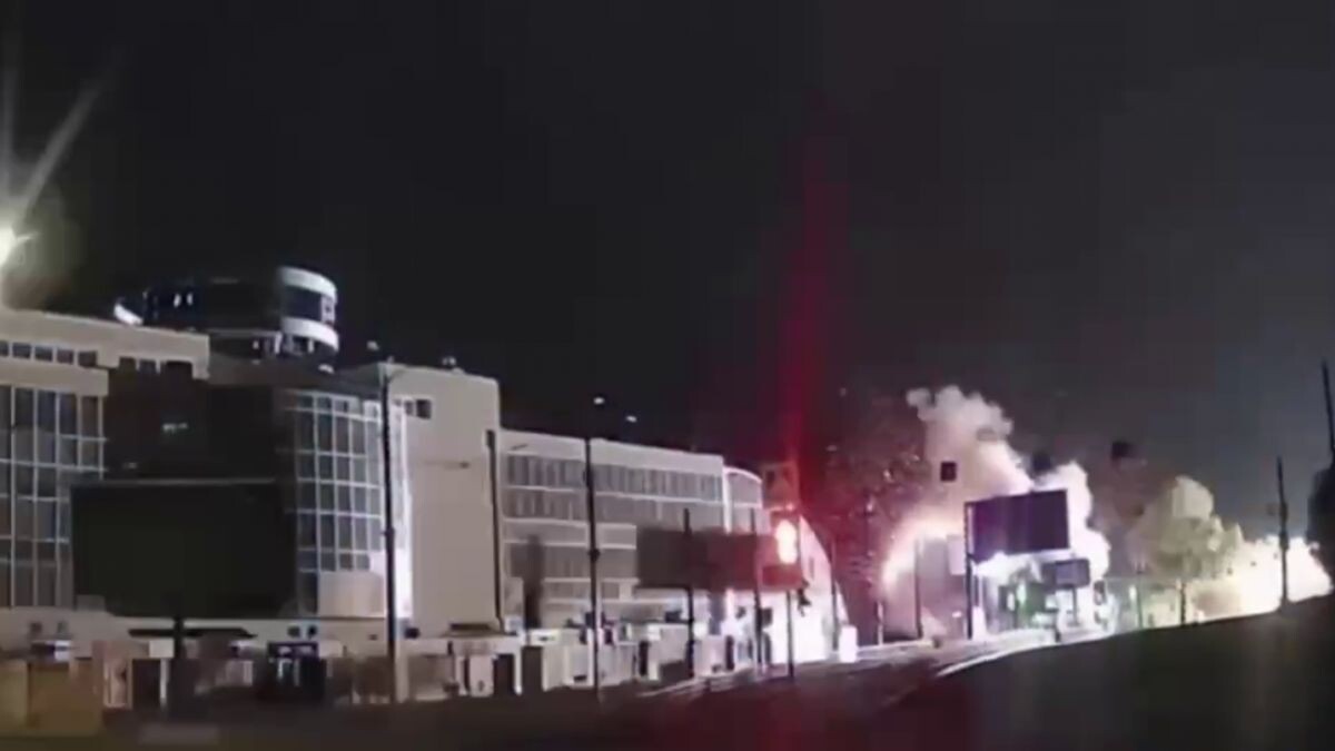 Video: Krievu bumbu sprādzienos Harkivā ievainoti vismaz 12 cilvēki