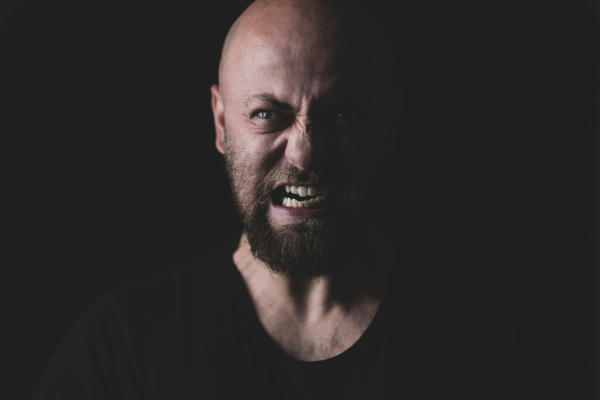 Valmierā aizturēts vīrietis par draudiem nošaut garāmgājējus