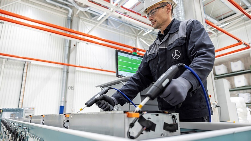 “Mercedes-Benz” Vācijā atklāj elektroauto akumulatoru pārstrādes rūpnīcu