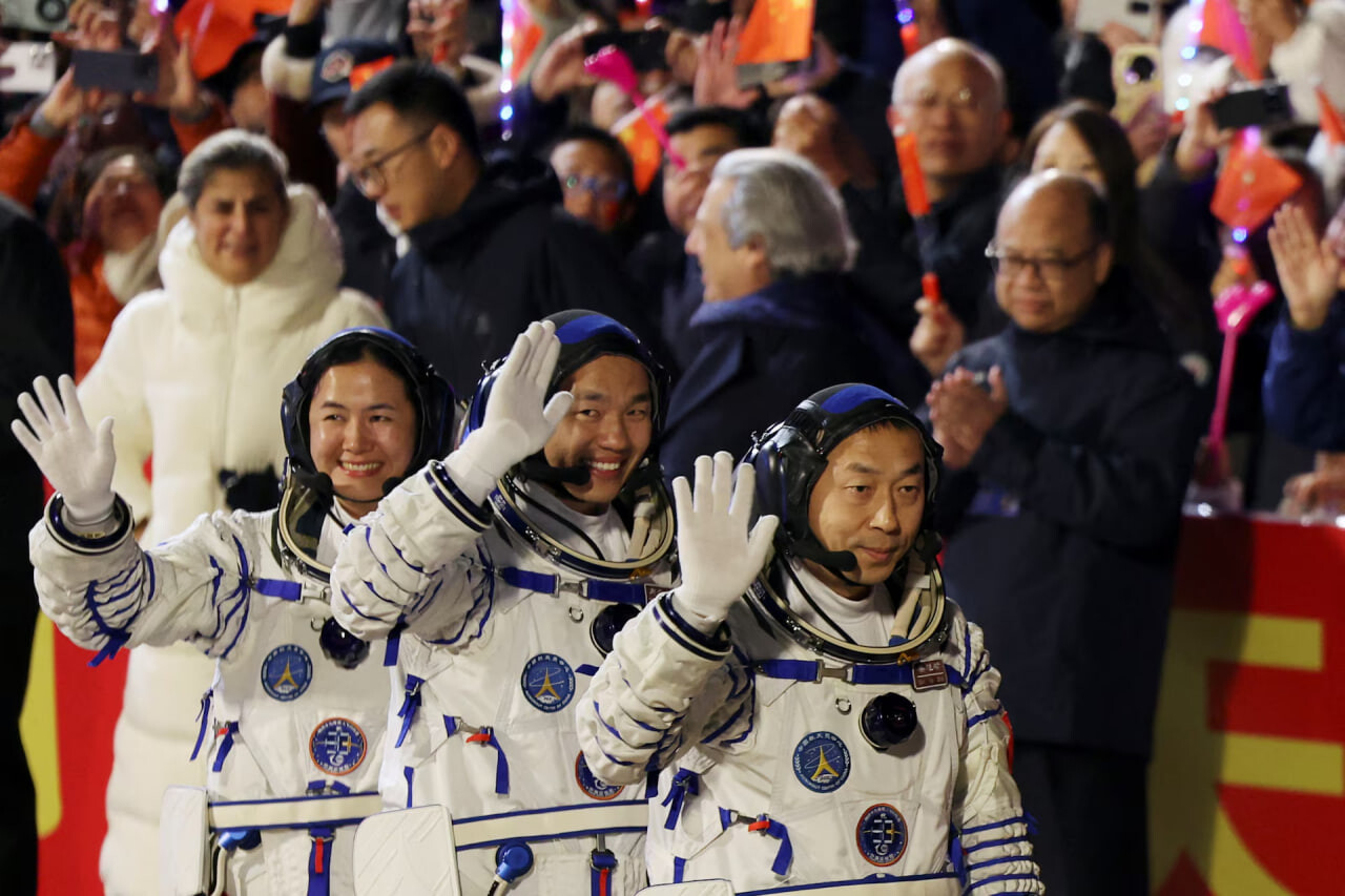 Uz Zemes atgriezušies trīs Ķīnas astronauti