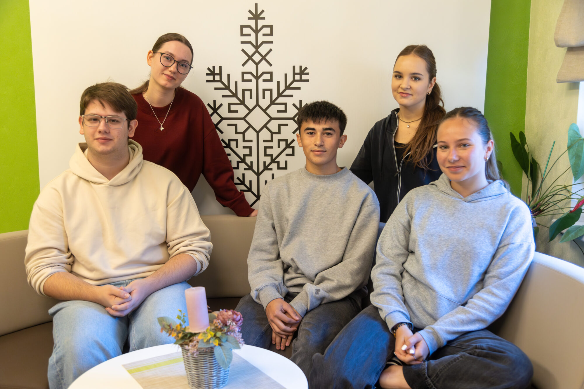 Foto: Jaunieši no Francijas un Itālijas Grobiņā iepazīst latviešu virtuvi un bauda aukstumu