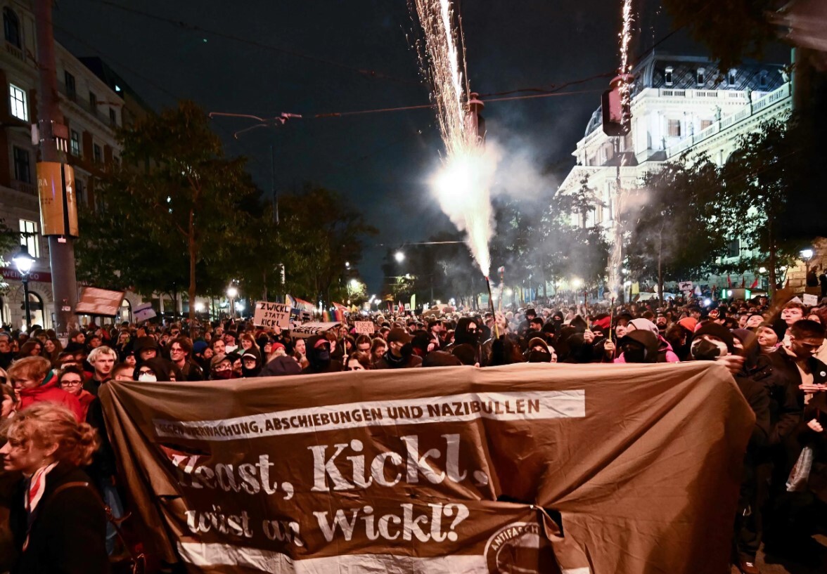 Austrijā tūkstošiem cilvēku protestē pret galēji labējiem