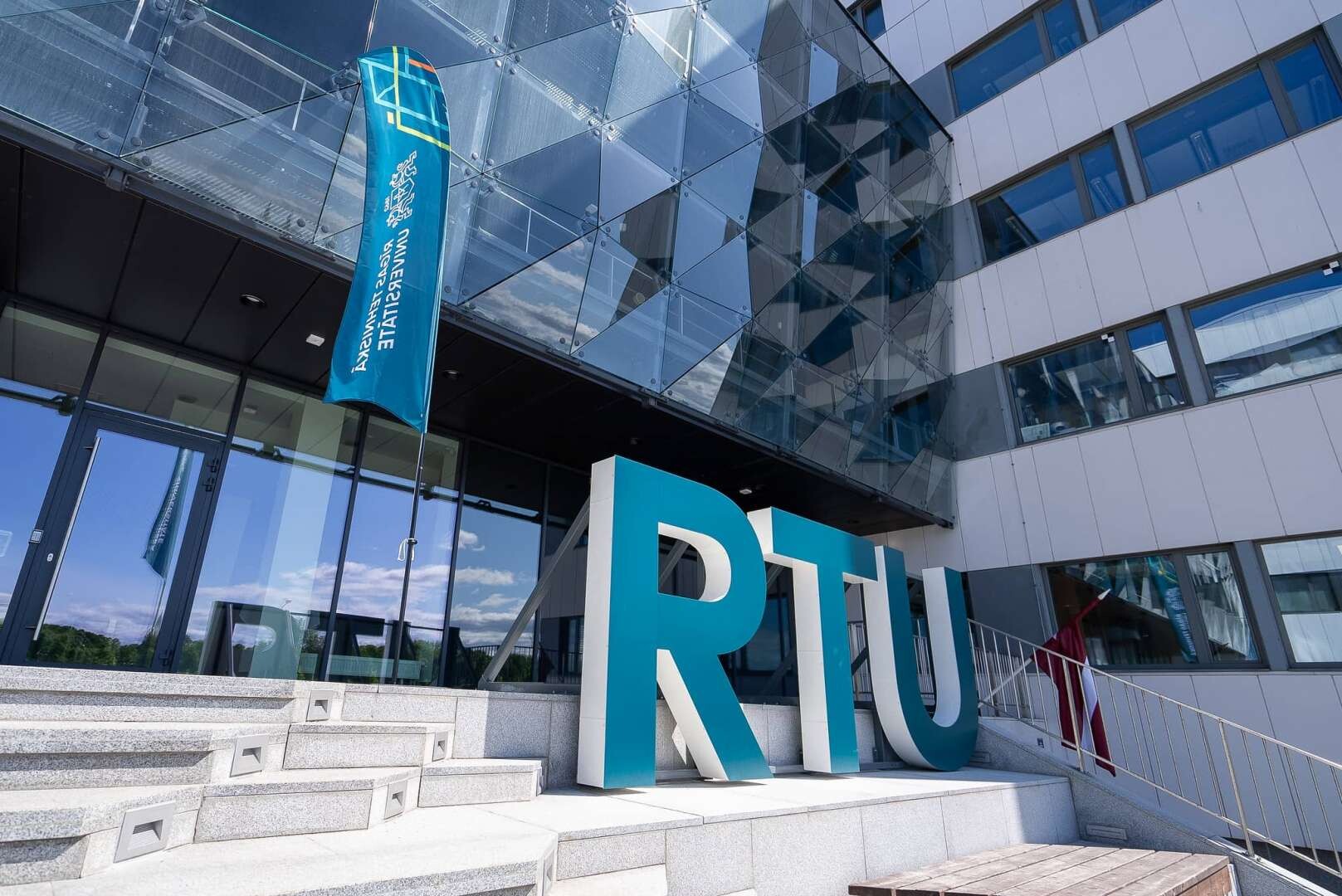 “Nekā personīga”: RTU ekskluzīvi piešķir naudu augstākā līmeņa ierēdņu apmācībai