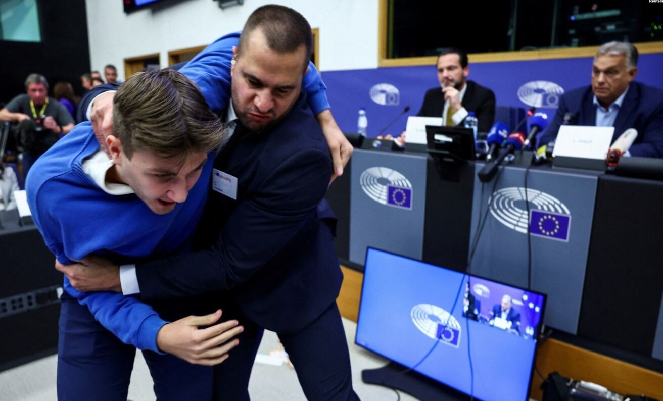 Ungāru opozicionārs Strasbūrā izjauc Orbāna preses konferenci