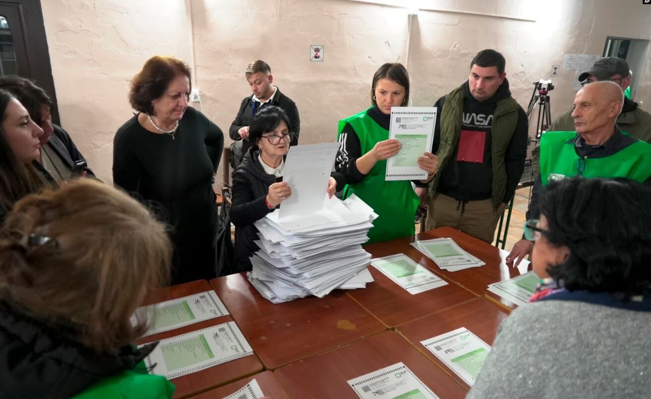 Gruzijas opozīcija atsakās no parlamenta deputātu mandātiem