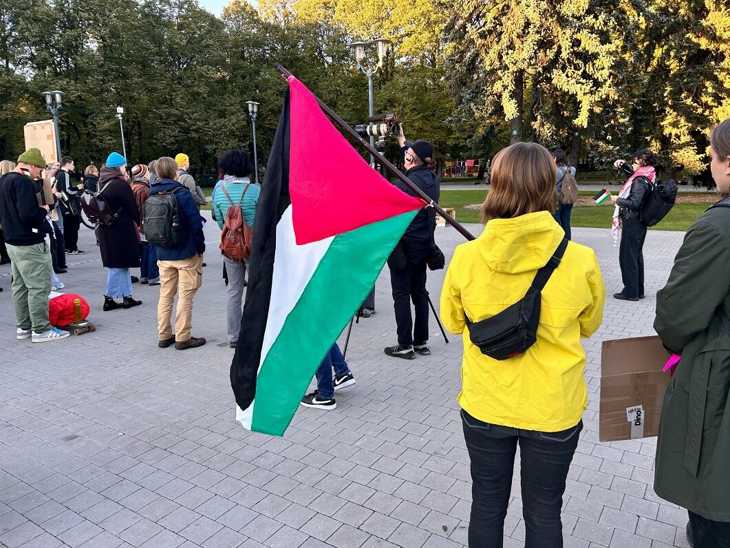 Rīgā aptuveni 100 cilvēki piemin Palestīnas civiliedzīvotāju upurus