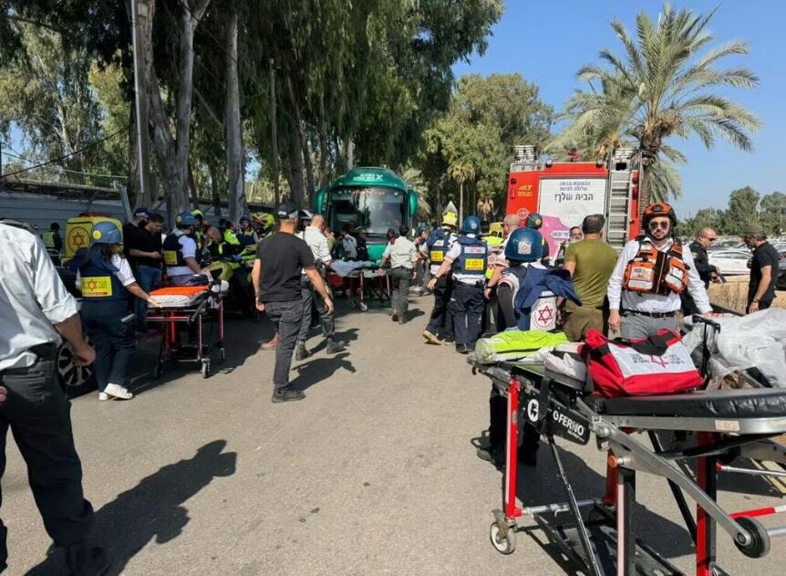 Izraēlā smagajam auto iebraucot pūlī autobusa pieturā, viens nogalinātais un 32 ievainotie