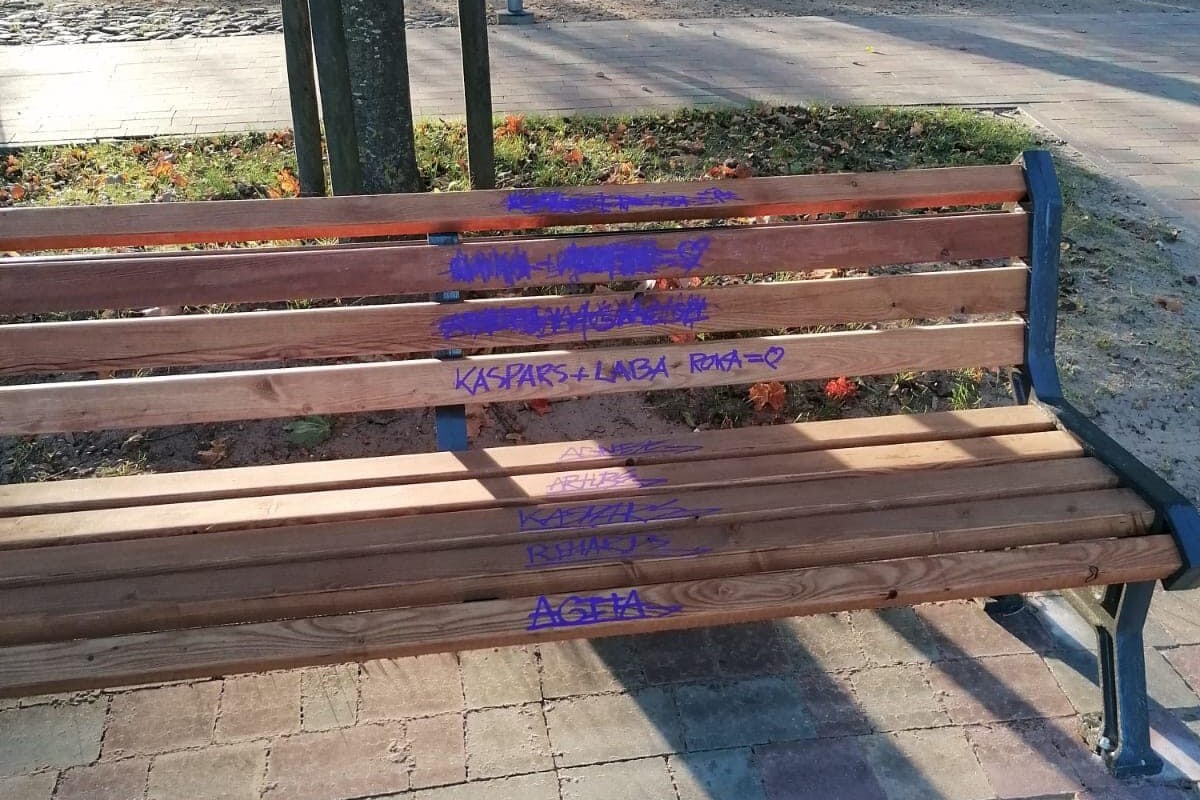 Zemgale: Sabojāti jaunie soliņi un rotaļu laukuma aprīkojums Ozolskvērā