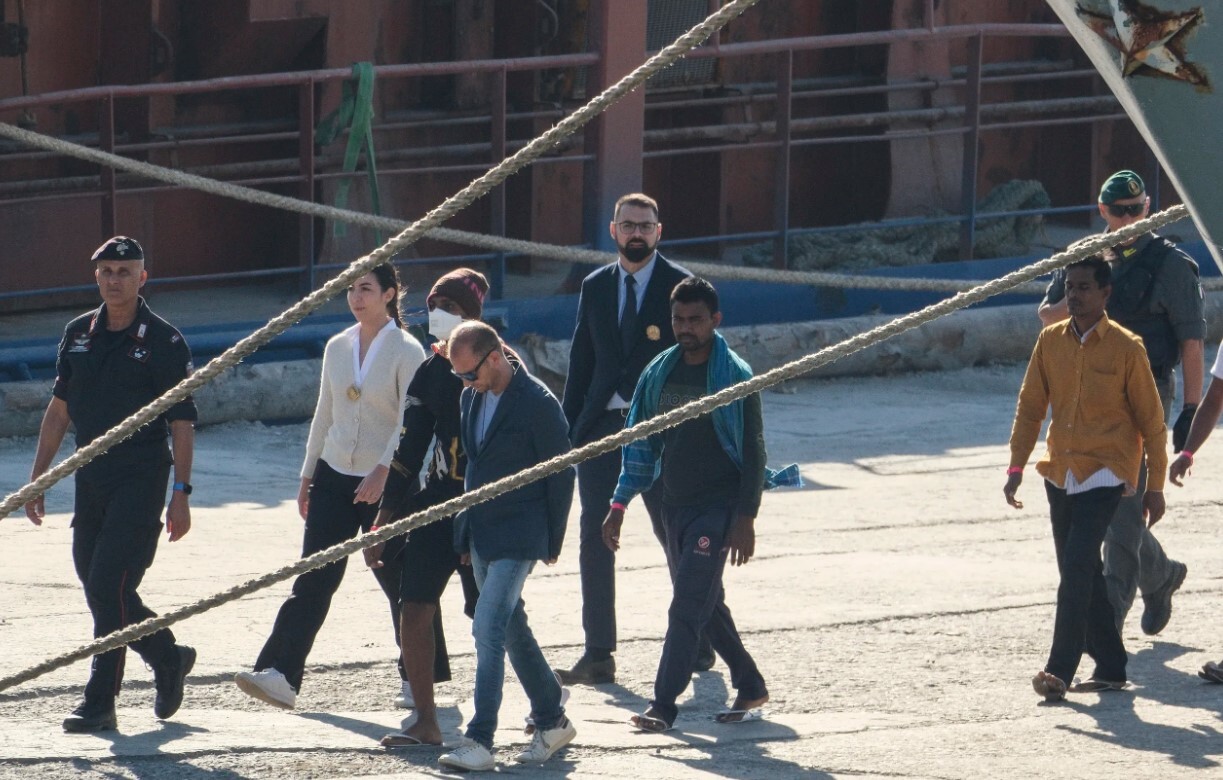 Albānijā ieradies Itālijas karaflotes kuģis ar pirmajiem 16 migrantiem