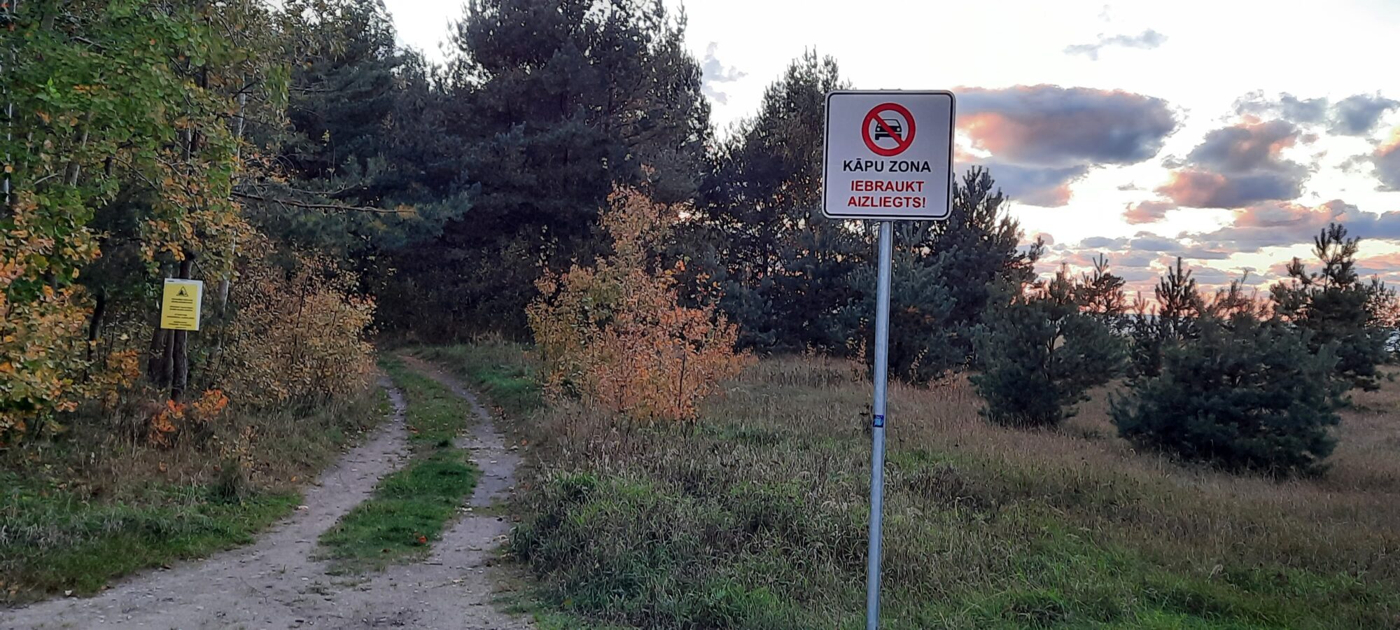 Kāpu zonas izbraukātājus atturēs ar ceļa zīmēm