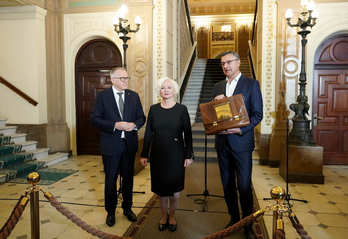 Saeimā iesniedz budžeta projektu. Nodokļu izmaiņu piedāvājums paredz palielināt ienākumus 95% strādājošo