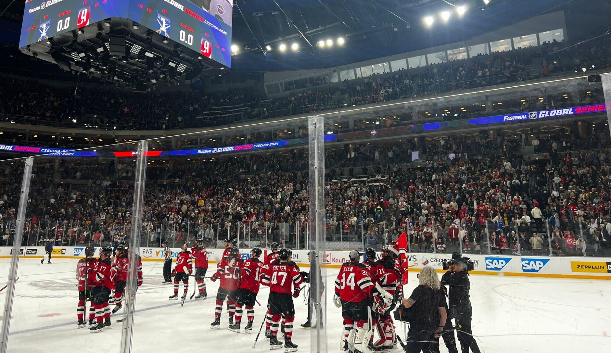Foto: NHL spēlētāju un fanu satikšanās Prāgā liepājnieces acīm