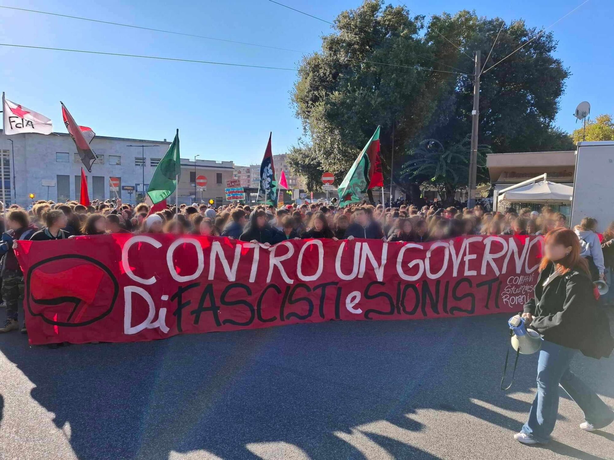 Turīnā studentu protesti pret valdību pāraug sadursmēs ar policiju