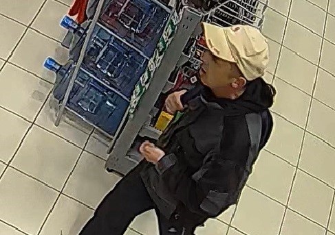 Policija Liepājā skaidro identitāti vīrietim, kurš, iespējams, mantkārīgos nolūkos apmeklējis “Rimi” veikalu