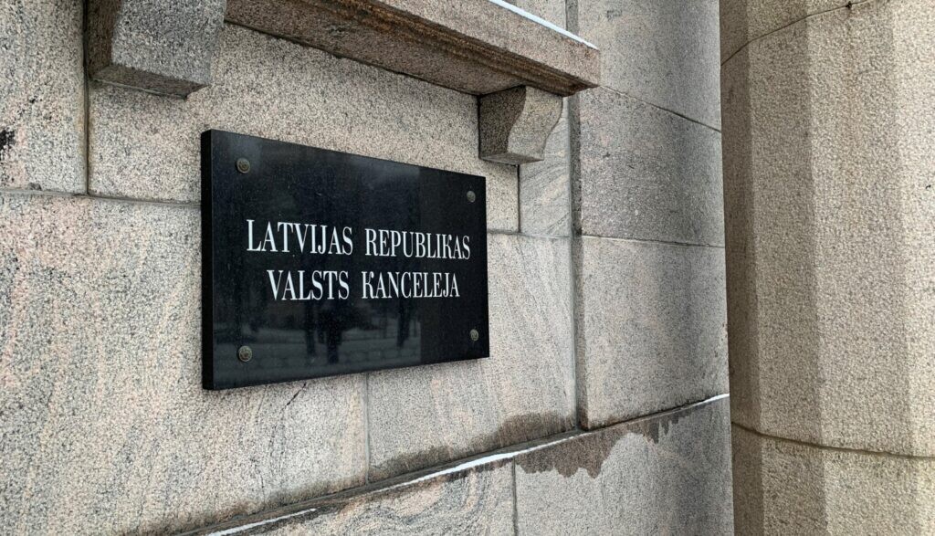 Valsts kancelejā apvienos divus departamentus; protestā daži darbinieki amatus pametīs