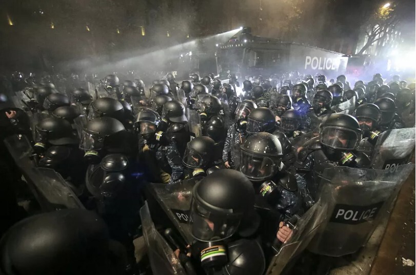 Tbilisi otro nakti pēc kārtas notikušas policistu un protestētāju sadursmes