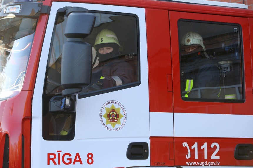 Āgenskalnā ugunsgrēkā neapdzīvotā namā izglābti 10 cilvēki