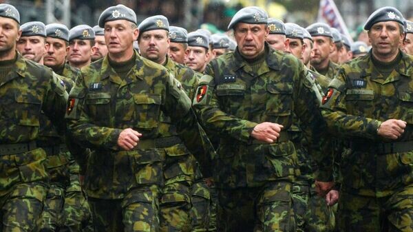 Čehijas prezidents atļāvis 60 čehiem pievienoties Ukrainas armijai