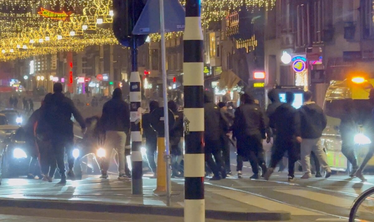 Amsterdamas policija brīdina par vakarā iespējamām nekārtībām