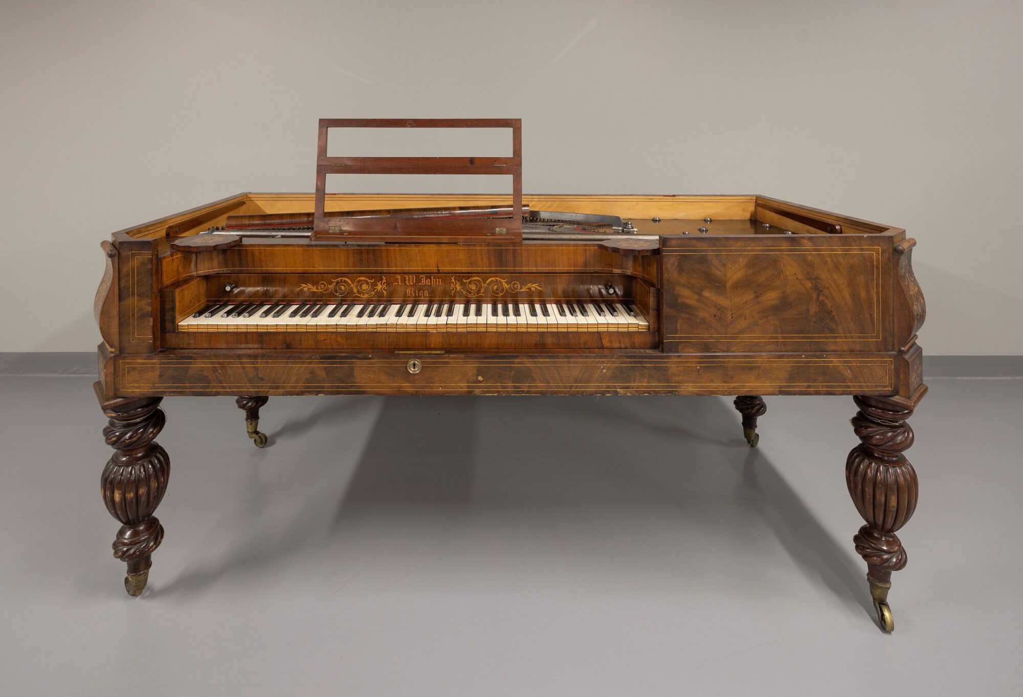 Liepājas koncertzālē atklās mūzikas instrumentu kolekcijas izstādi “Pieskāriens”