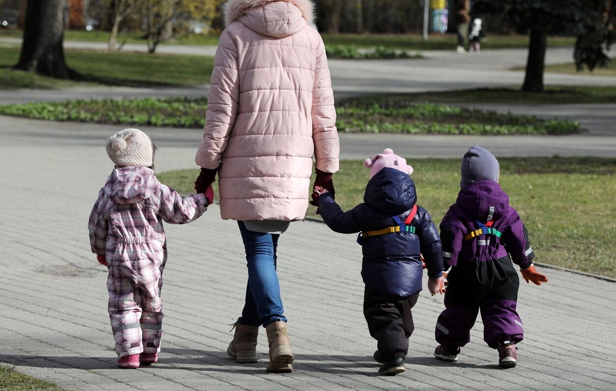 Saeimas komisija noraida visus opozīcijas priekšlikumus ģimenes pabalstu palielināšanai