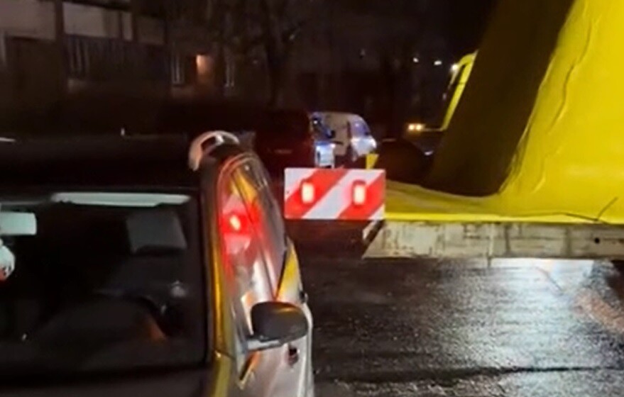 Video: Noparkots auto nobloķē ceļu lielgabarīta kravai