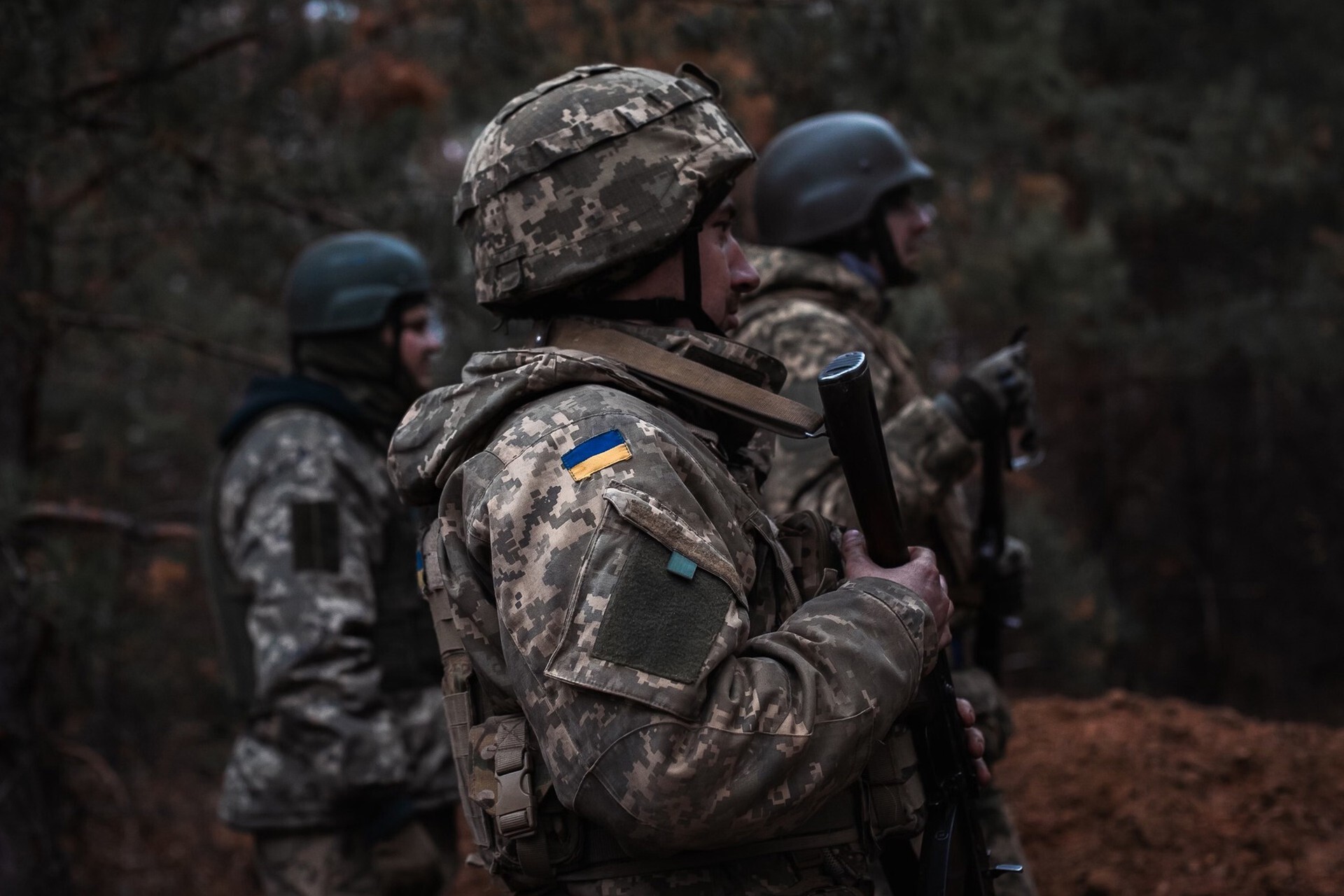 “Le Monde”: Eiropas valstis atkal runā par karavīru sūtīšanu uz Ukrainu