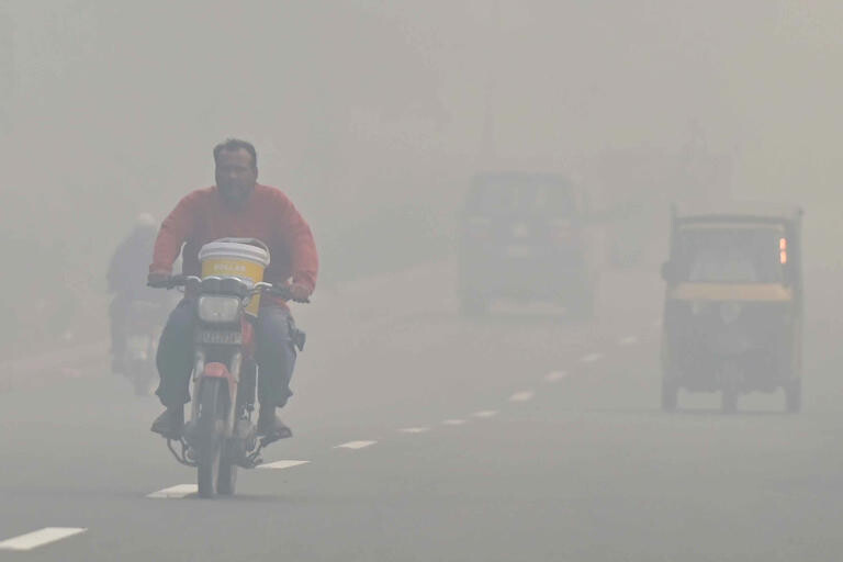 Pakistānā smoga dēļ pilsētās slēgtas sabiedriskās vietas