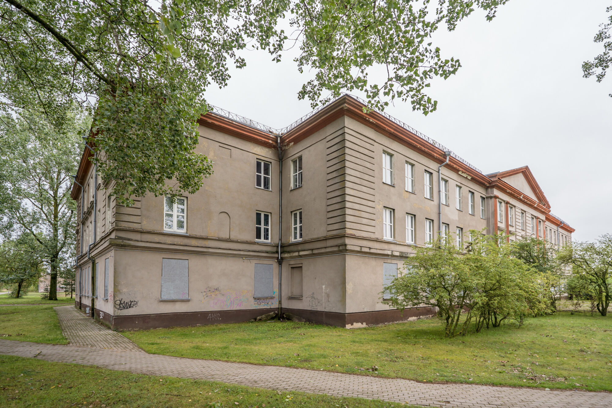 Atkārtotā izsolē piedāvā iegādāties Liepājas internātpamatskolas ēkas un zemi