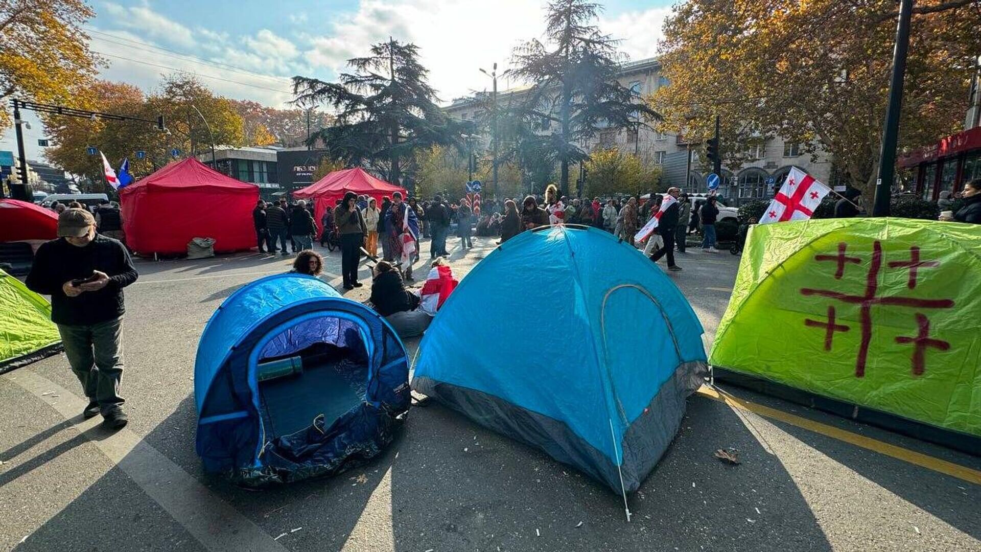 Tbilisi protestētāji izveido telšu pilsētiņu, pieprasot jaunas vēlēšanas