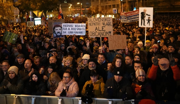 Slovākijā tūkstošiem cilvēku protestē pret Fico valdību