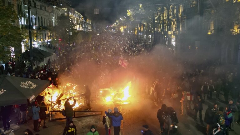 Gruzijas policija šauj asaru gāzi uz demonstrantiem