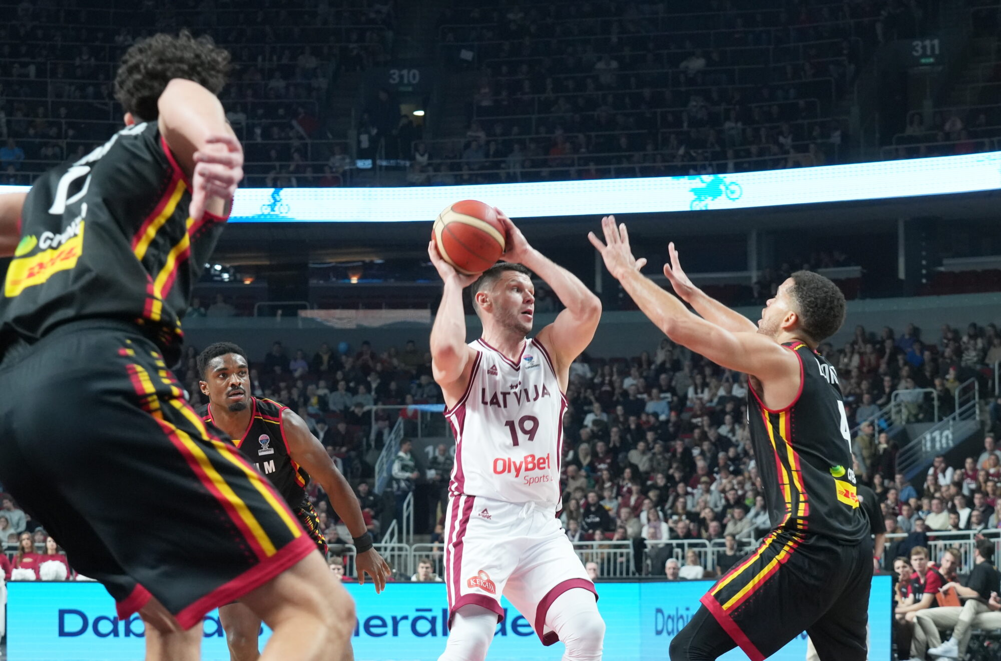 Video: Latvijas basketbolisti spraigā cīņā uzvar Beļģiju