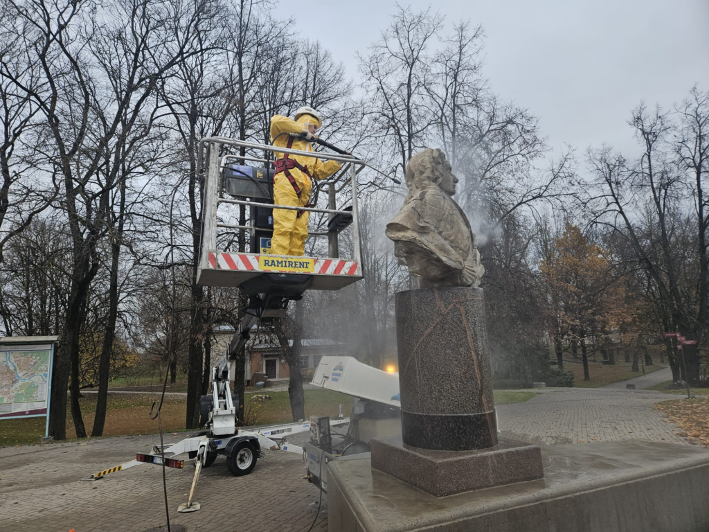 Zemgale: Mazgā skulptūras un pieminekļus