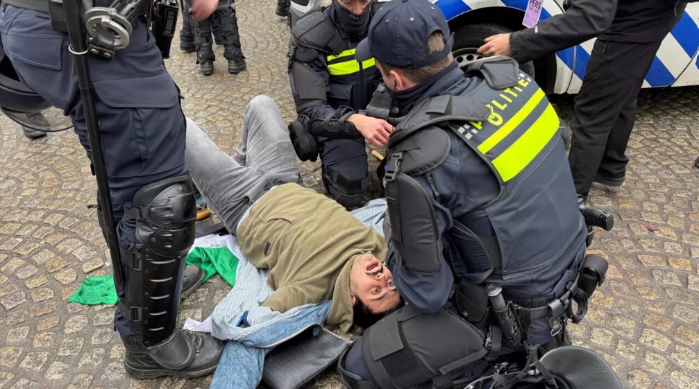 Amsterdamā aizturēti palestīniešu atbalstītāji