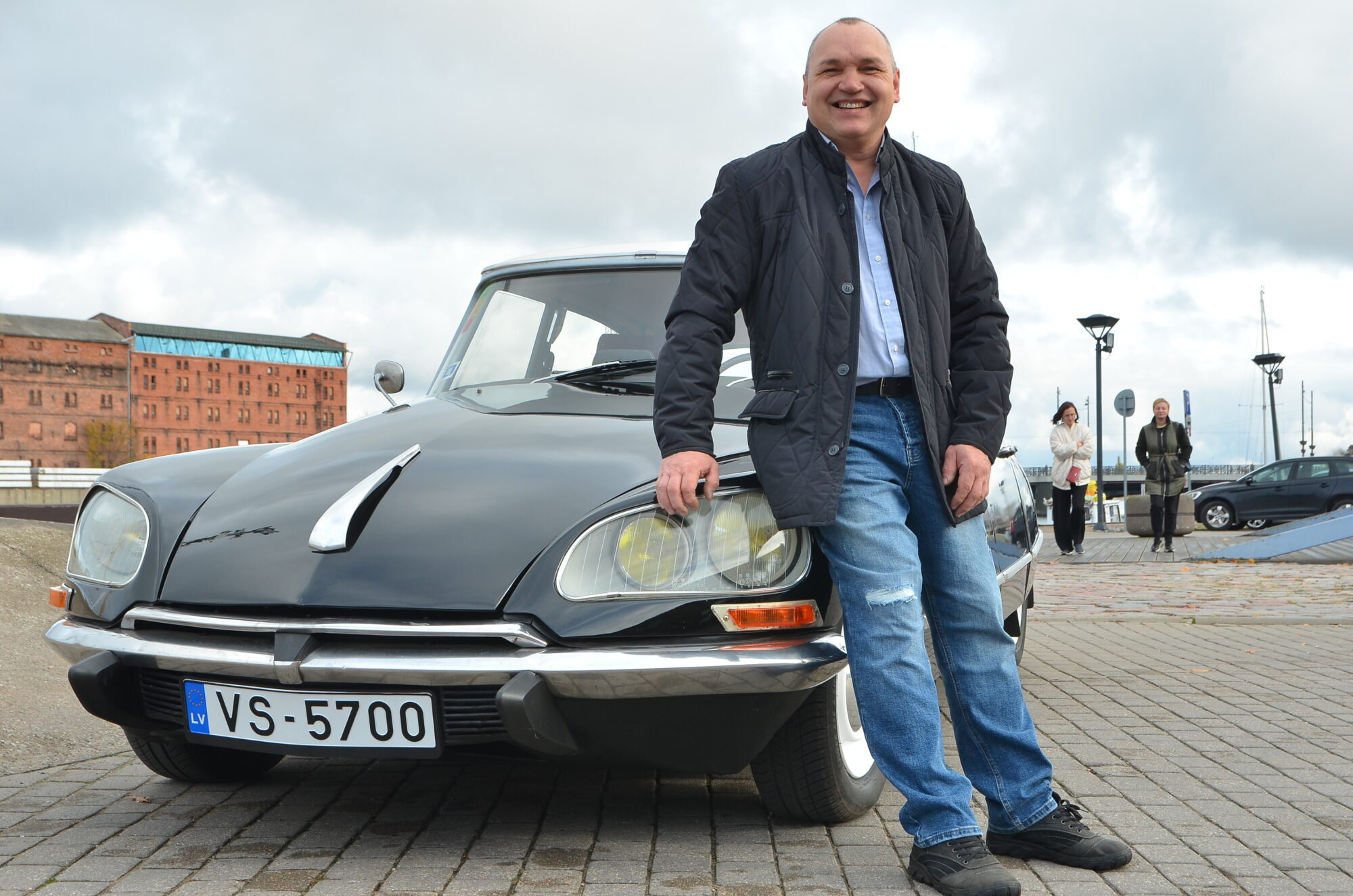 Foto: Kāzu auto ar dzelteniem lukturiem daudz neatšķiras no Fantomasa “Citroen”
