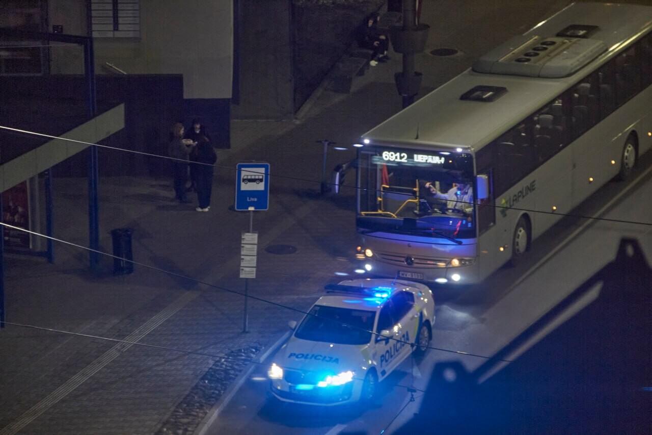 Grobiņas autobusa šoferis aizmirst piesprādzēties un ieslēgt gaismas