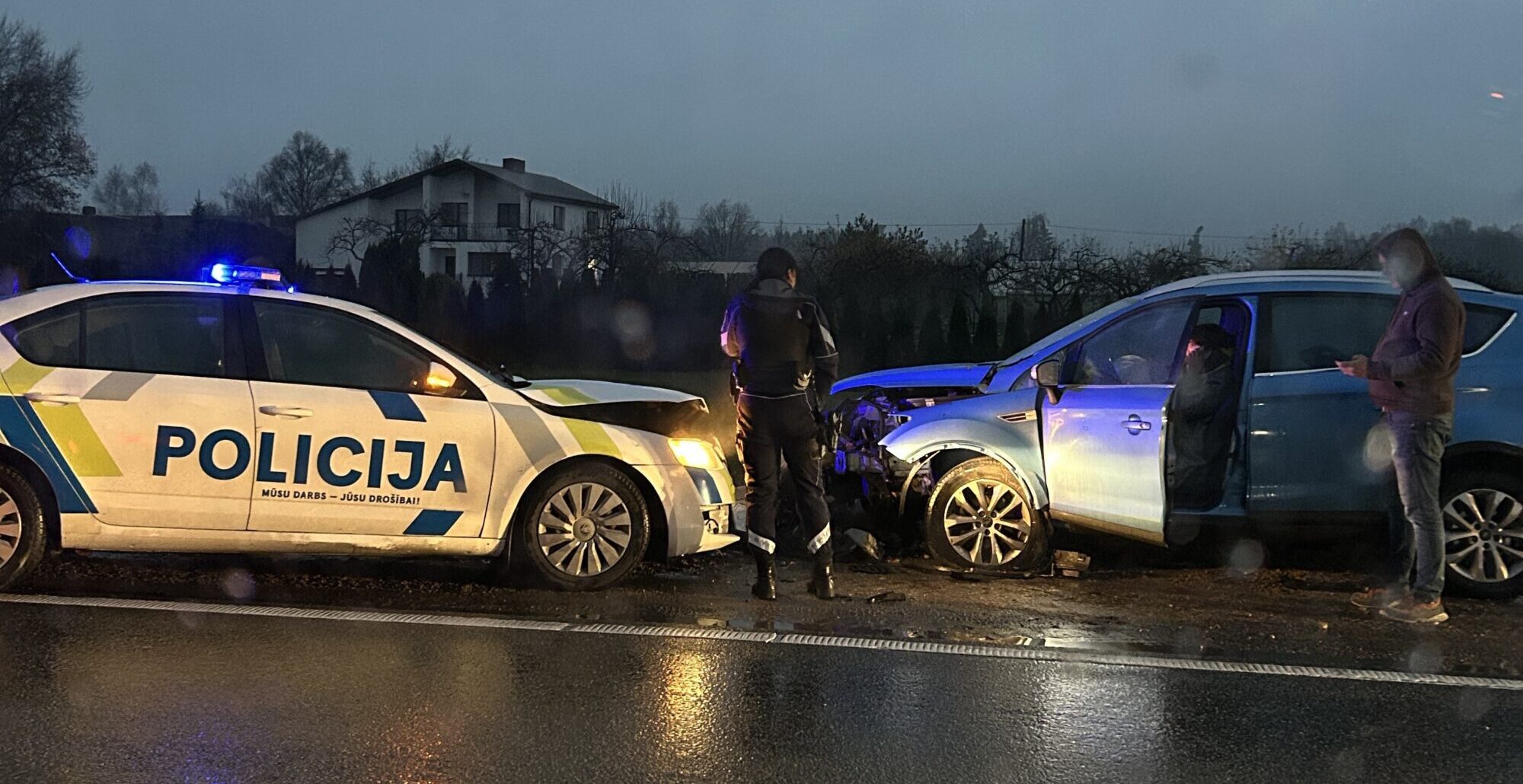 Video: Trešdienas vakarā Grobiņā sadursmē starp “Ford” un policijas “Škodu” cietuši divi policisti