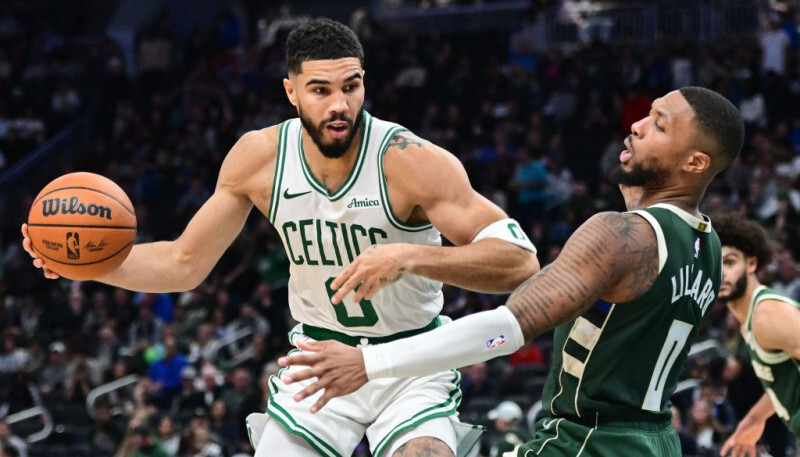 “Celtics” basketbolisti pārspēj “Bucks”