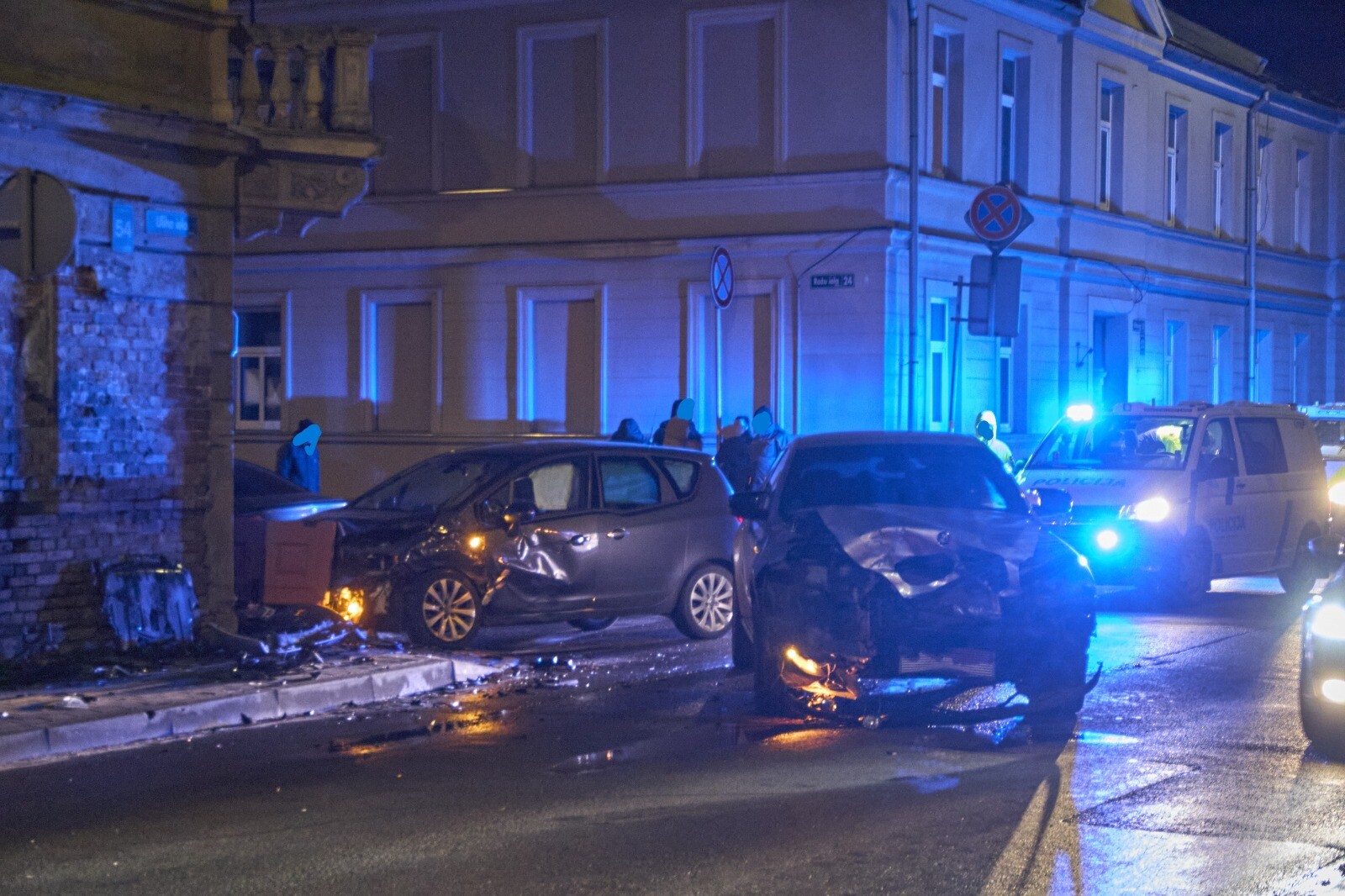 Foto: Sestdienas vakarā Uliha un Rožu ielas stūrī “BMW” nedod ceļu “Opel”, kas ietriecas mājas durvis