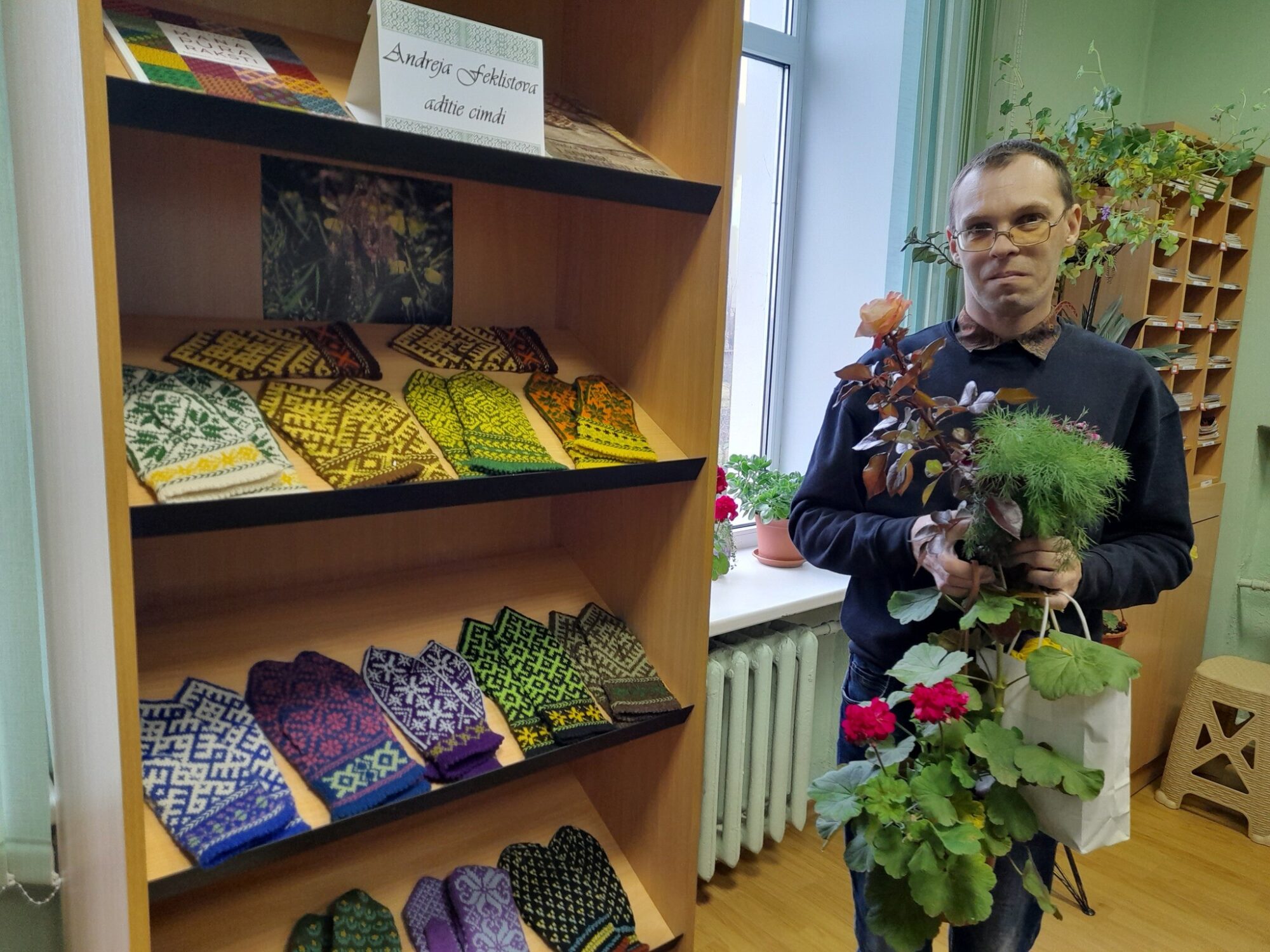 Latgale: Kārsavas bibliotēkā – Andreja Feklistova adīto cimdu izstāde