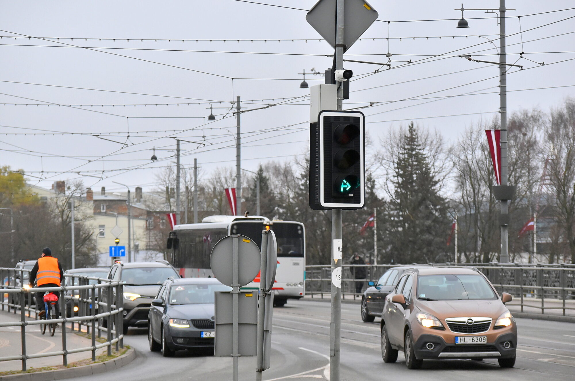 Foto: Liepājas centrā noteiks automašīnu radīto gaisa piesārņojumu