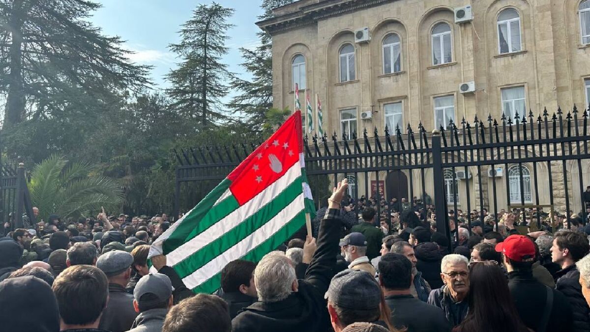 Abhāzijā protestētāji ielaužas valdības kompleksā